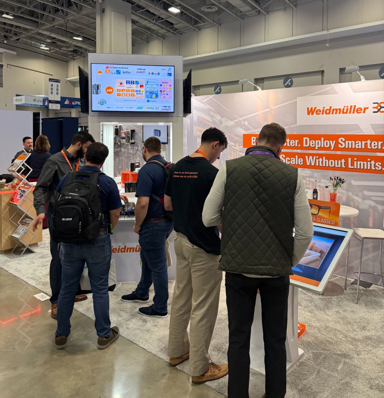 Players gathered around the Weidmüller booth and kiosk game